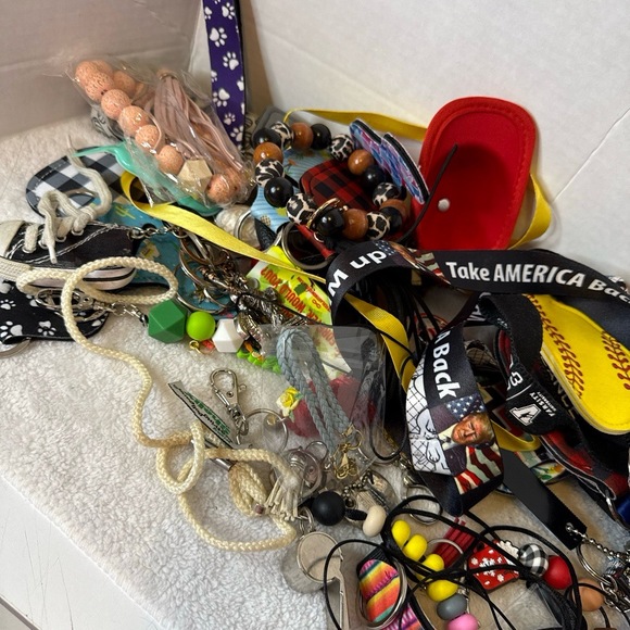 1.5 Pounds Of Assorted Keychains‎ KeyFobs Lanyards Grab Bag - Picture 4 of 6